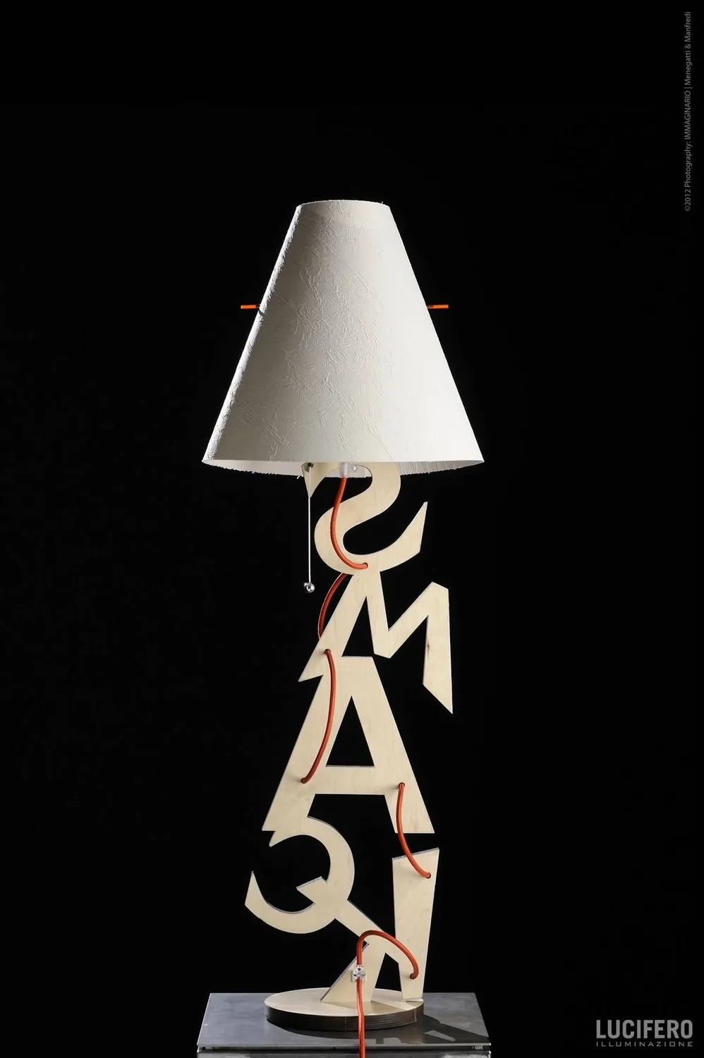 Lucifero Upset Smack lampada da tavolo legno 32x99 cm