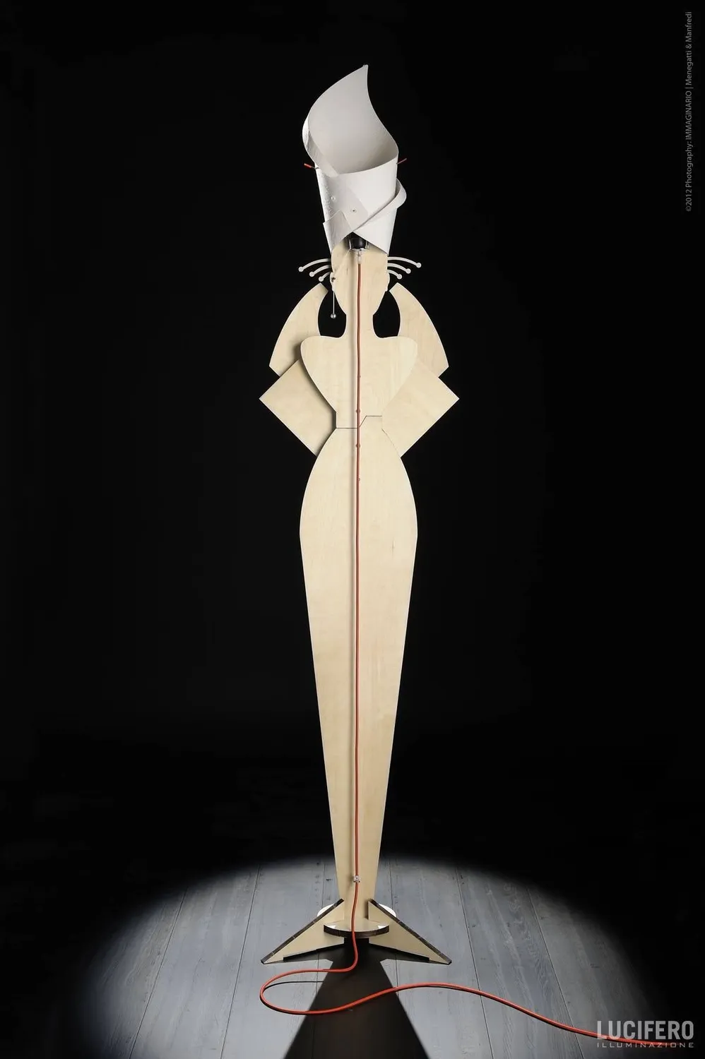 Lucifero Upset Febeh lampada da terra legno 221 cm
