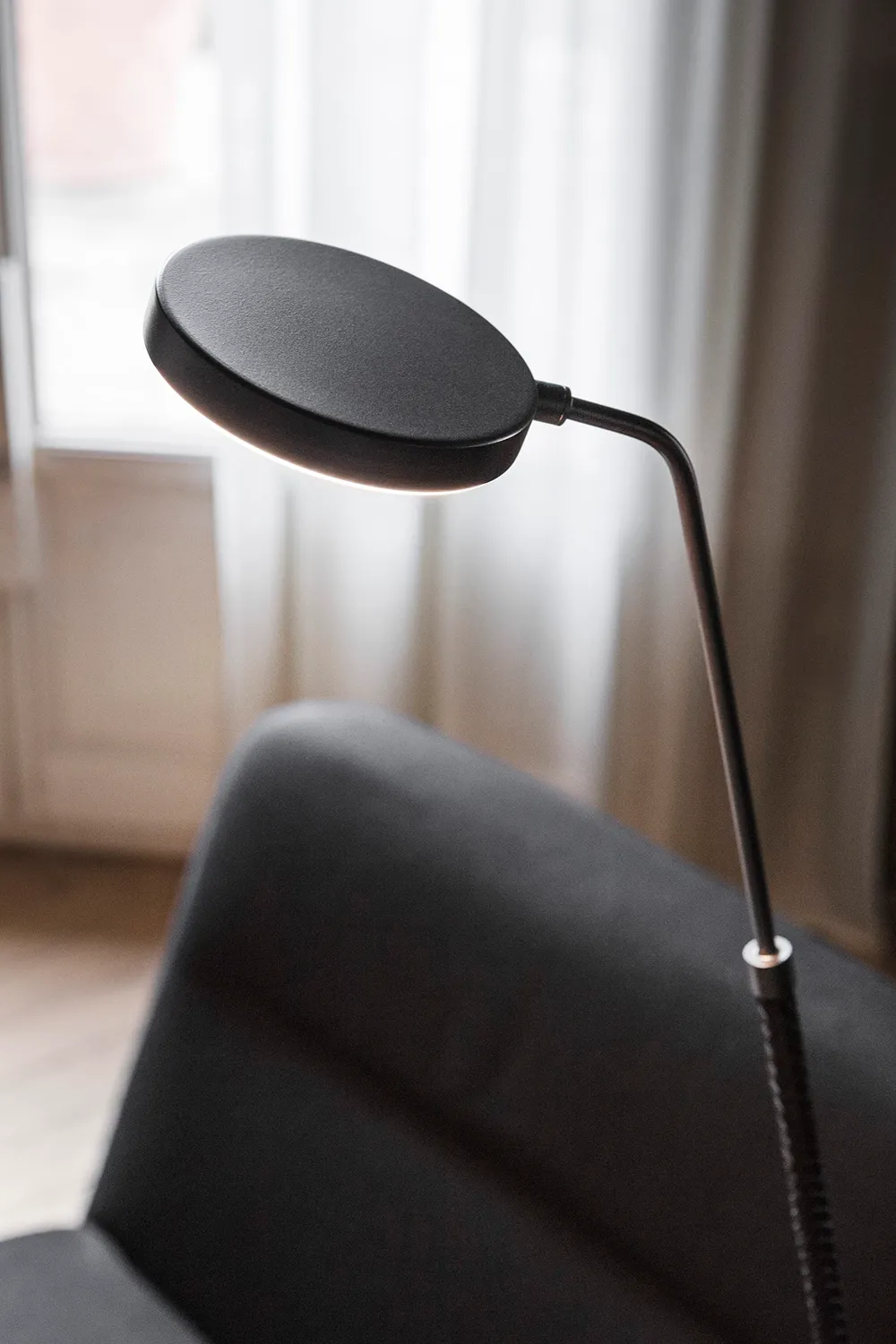 Penta Spoon tavolo nero cuoio 3000K