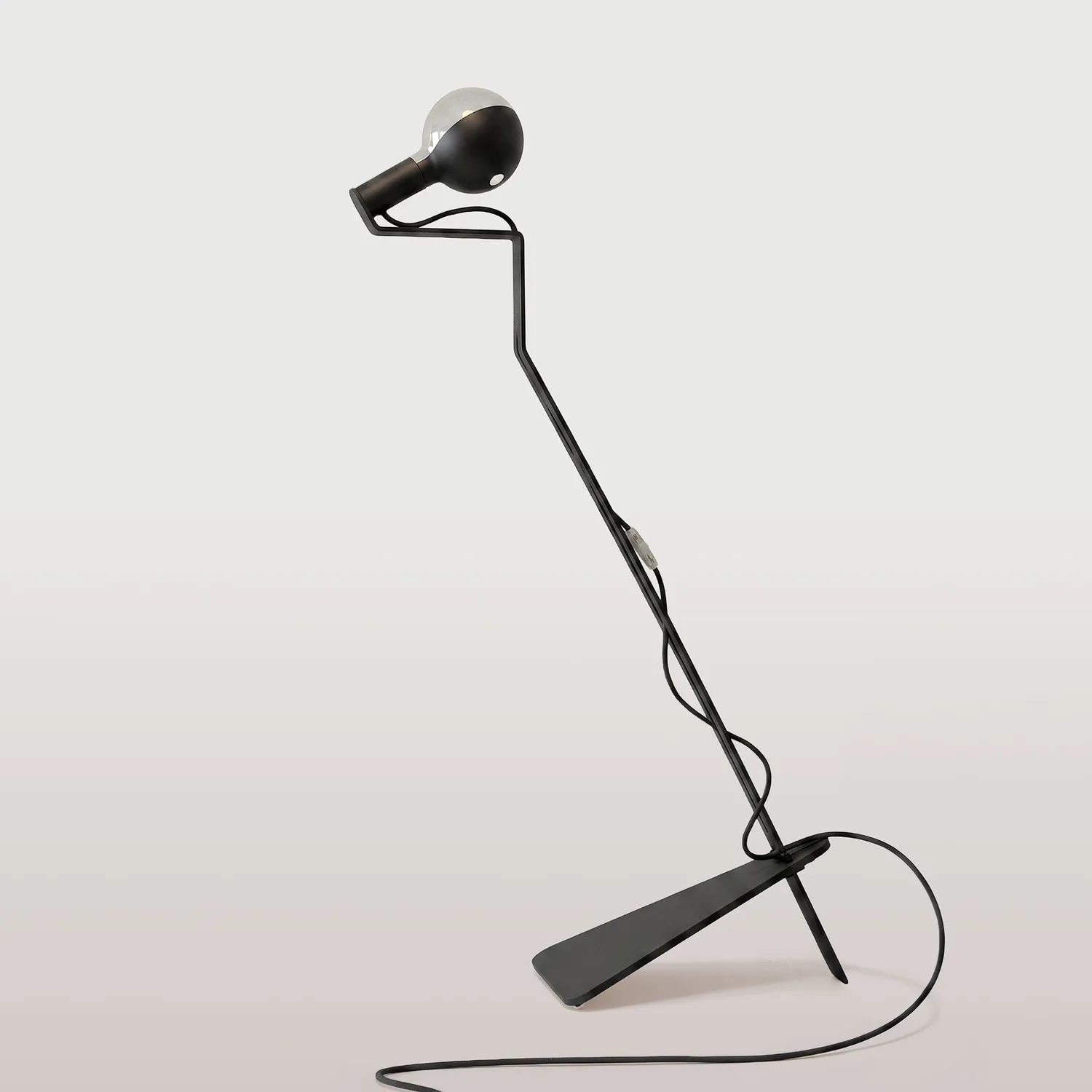 Creative Cables Mario Talia piantana nera con LED G125