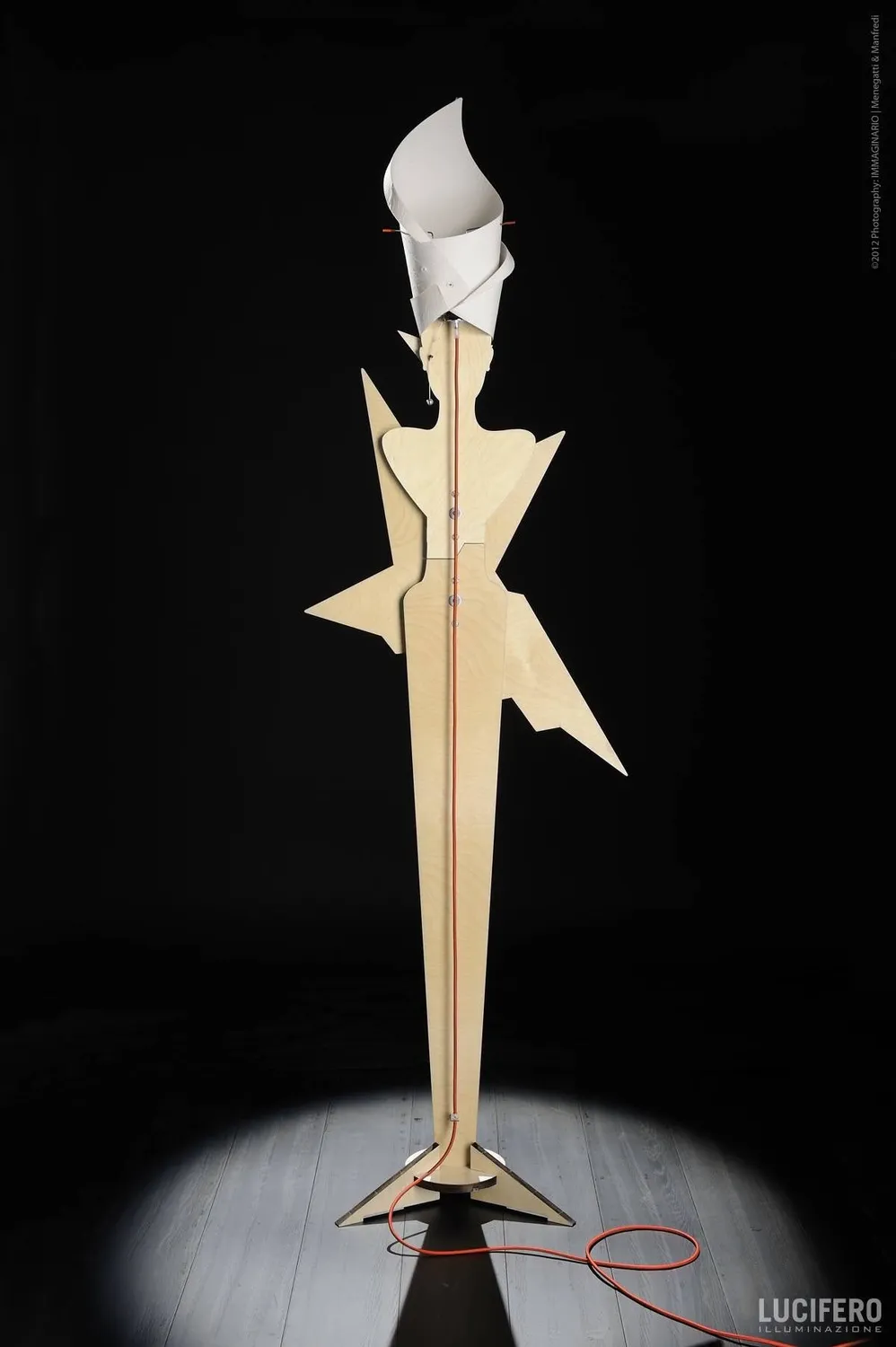 Lucifero Upset Xena lampada da terra legno 221 cm