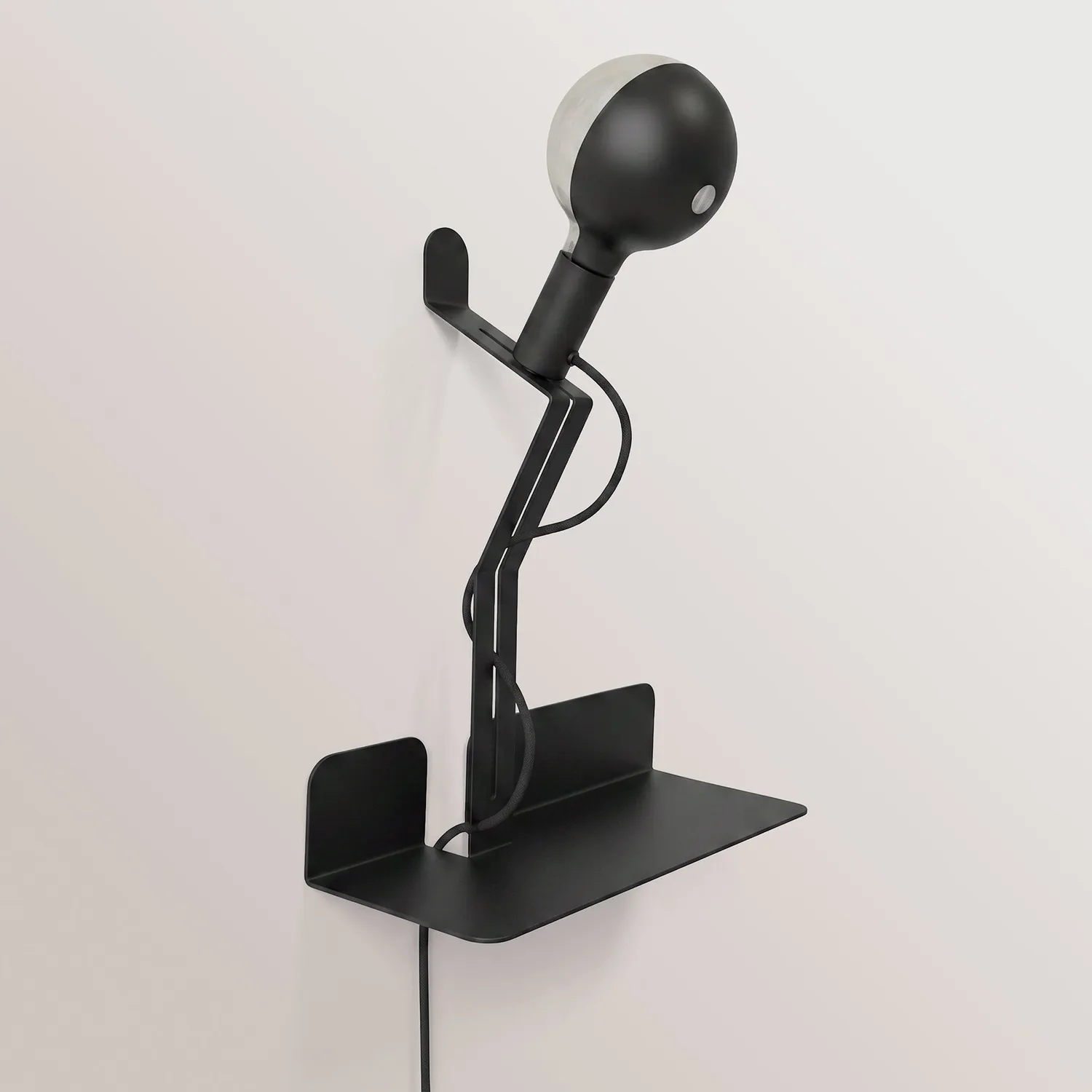 Creative Cables Murio Talia lampada da parete nera con mensola LED