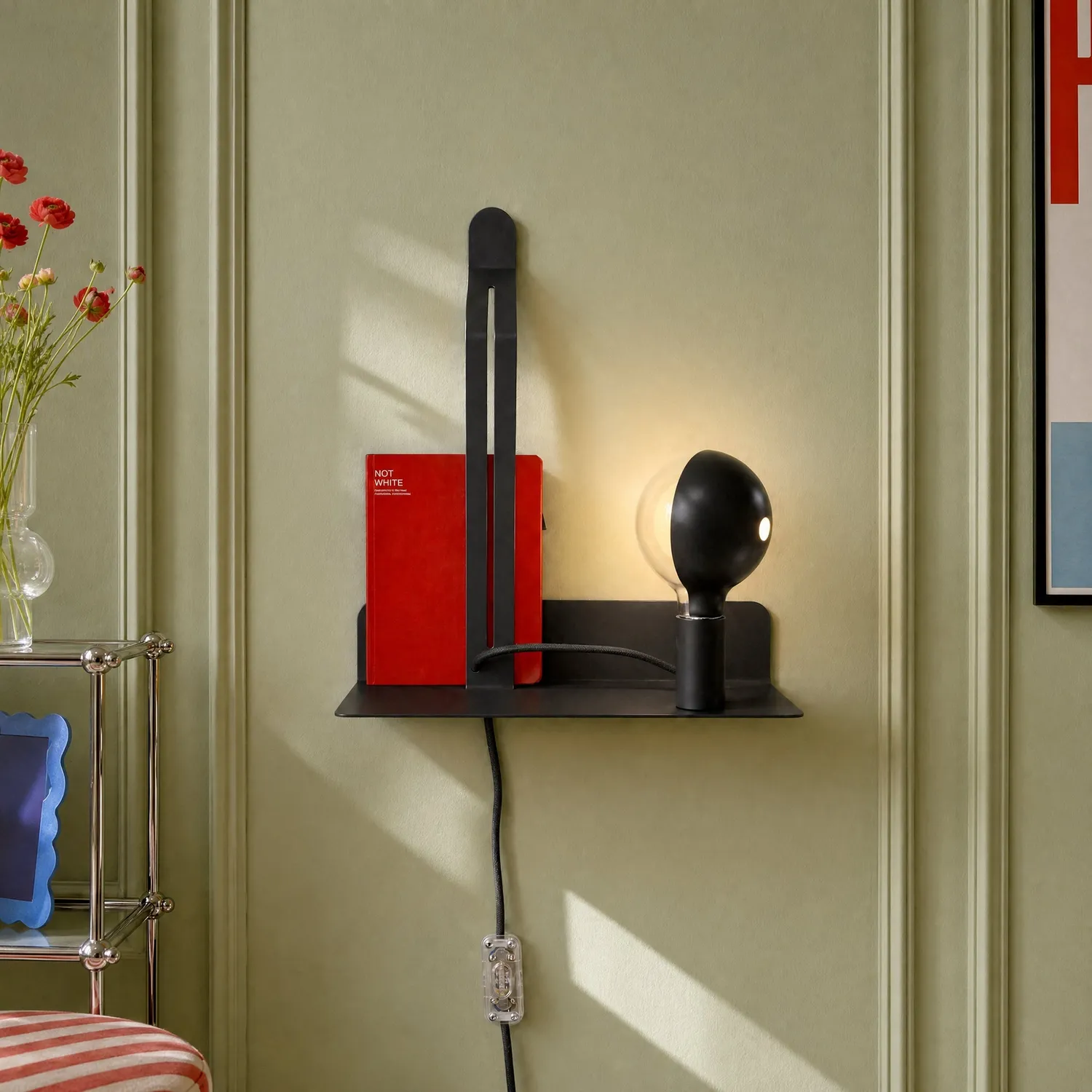 Creative Cables Murio Talia lampada da parete nera con mensola LED