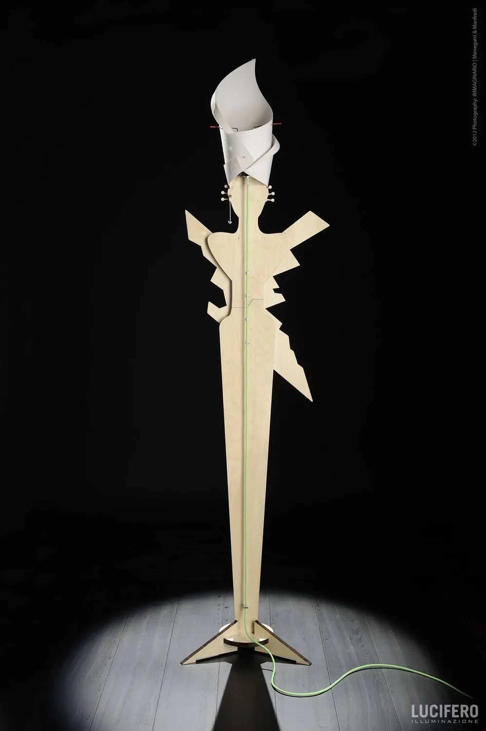 Lucifero Upset Brenda lampada da terra legno 221 cm