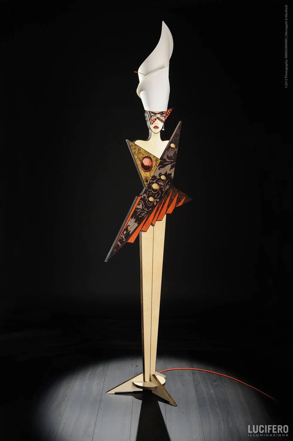 Lucifero Upset Xena lampada da terra legno 221 cm