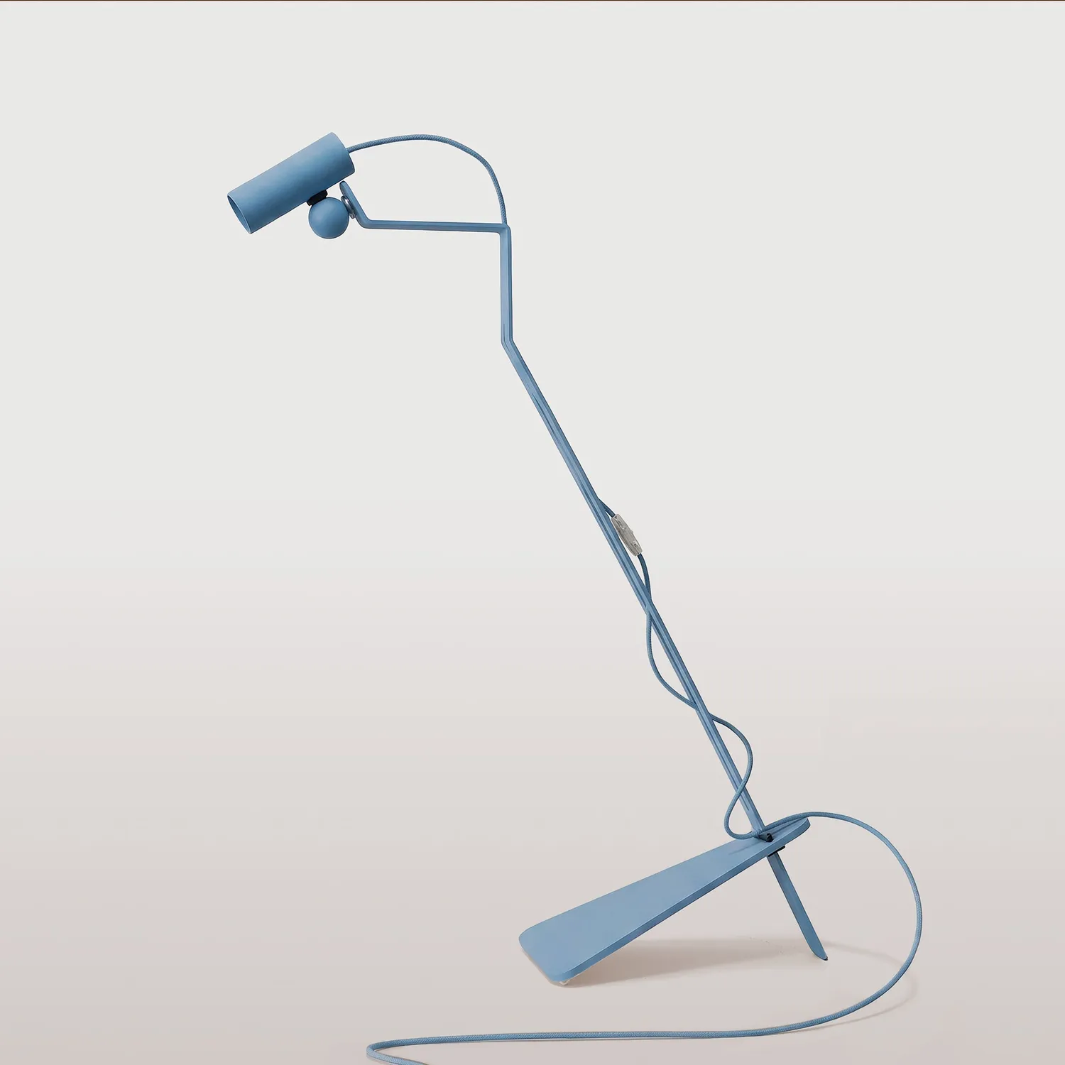 Creative Cables Mario Tubo lampada da terra blu orientabile con lampadina
