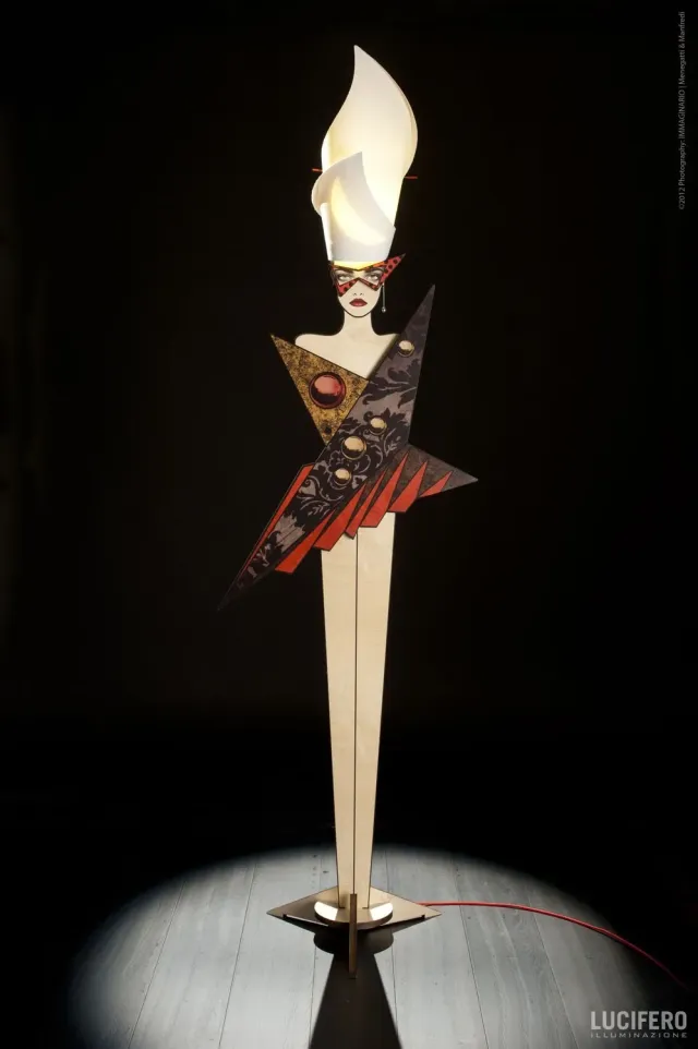 Lucifero Upset Xena lampada da terra legno 221 cm