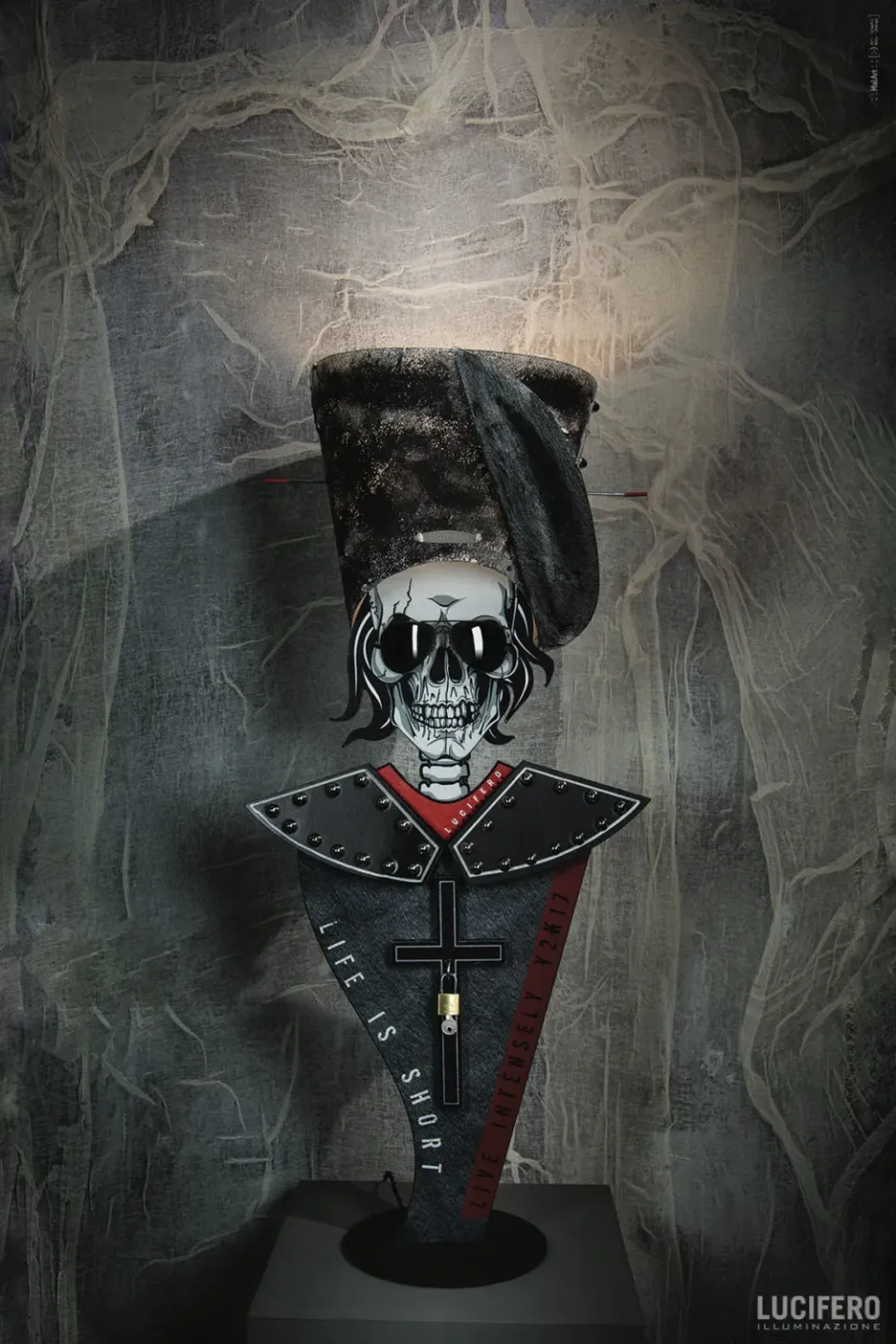 Lucifero Upset Skull lampada da tavolo teschio